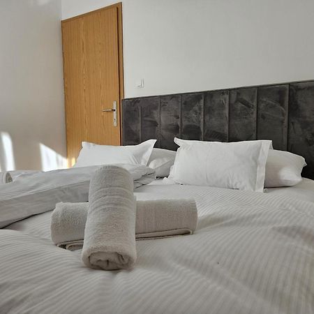 Heritage Stone Wall Split Room photo