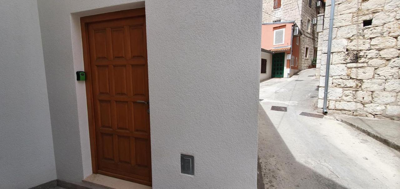 Heritage Stone Wall Split Exterior photo