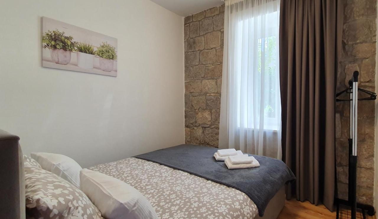 Heritage Stone Wall Split Exterior photo