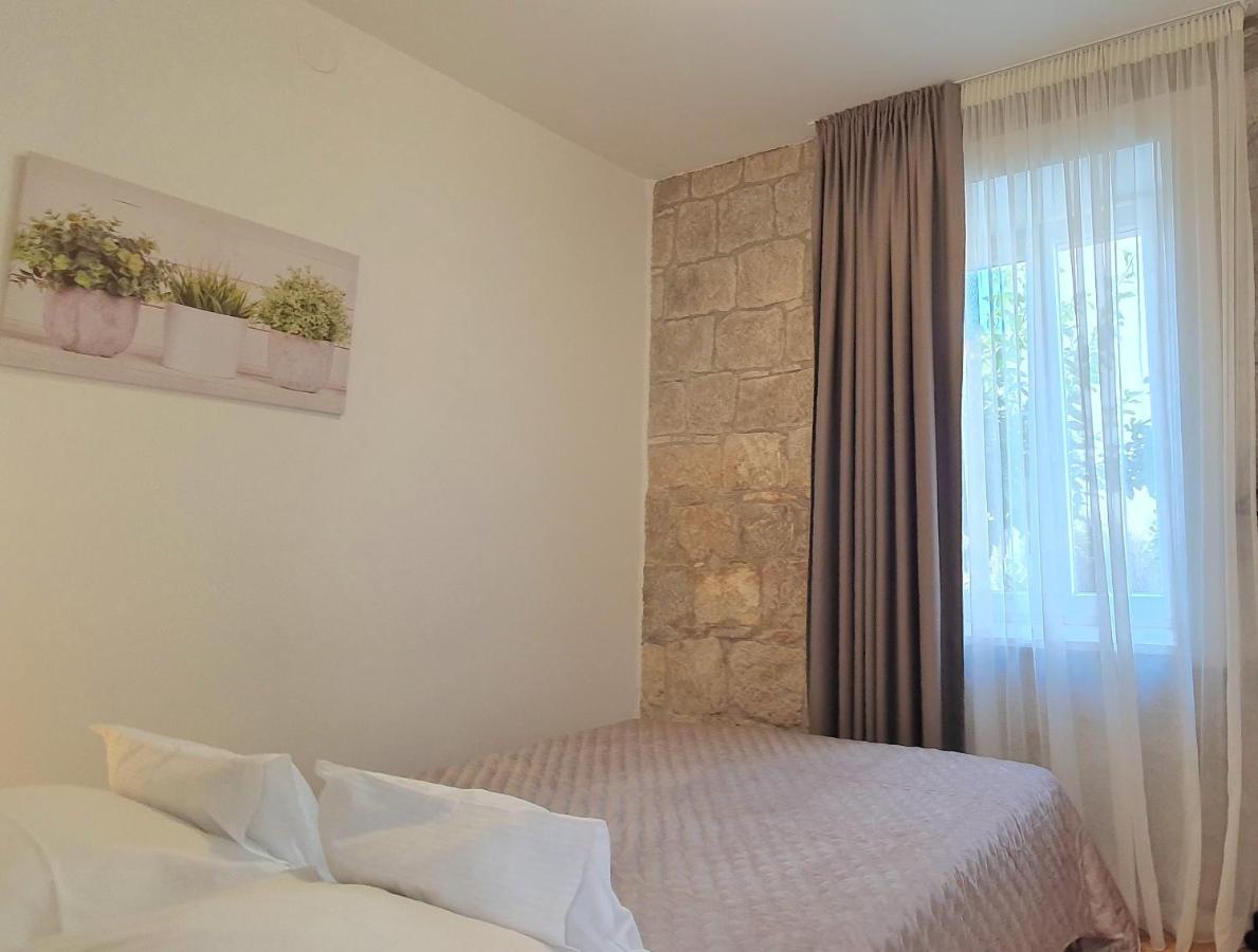 Heritage Stone Wall Split Exterior photo