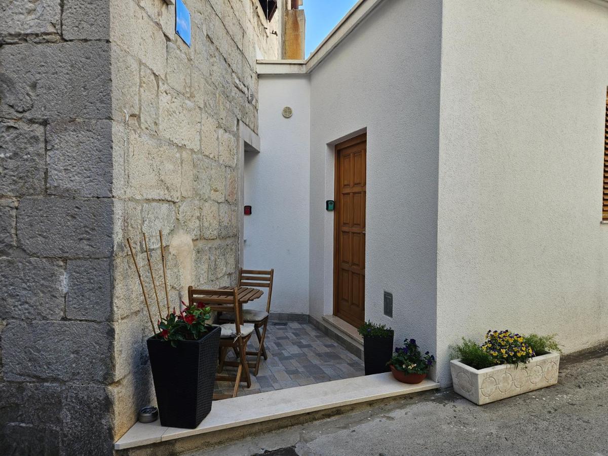 Heritage Stone Wall Split Exterior photo