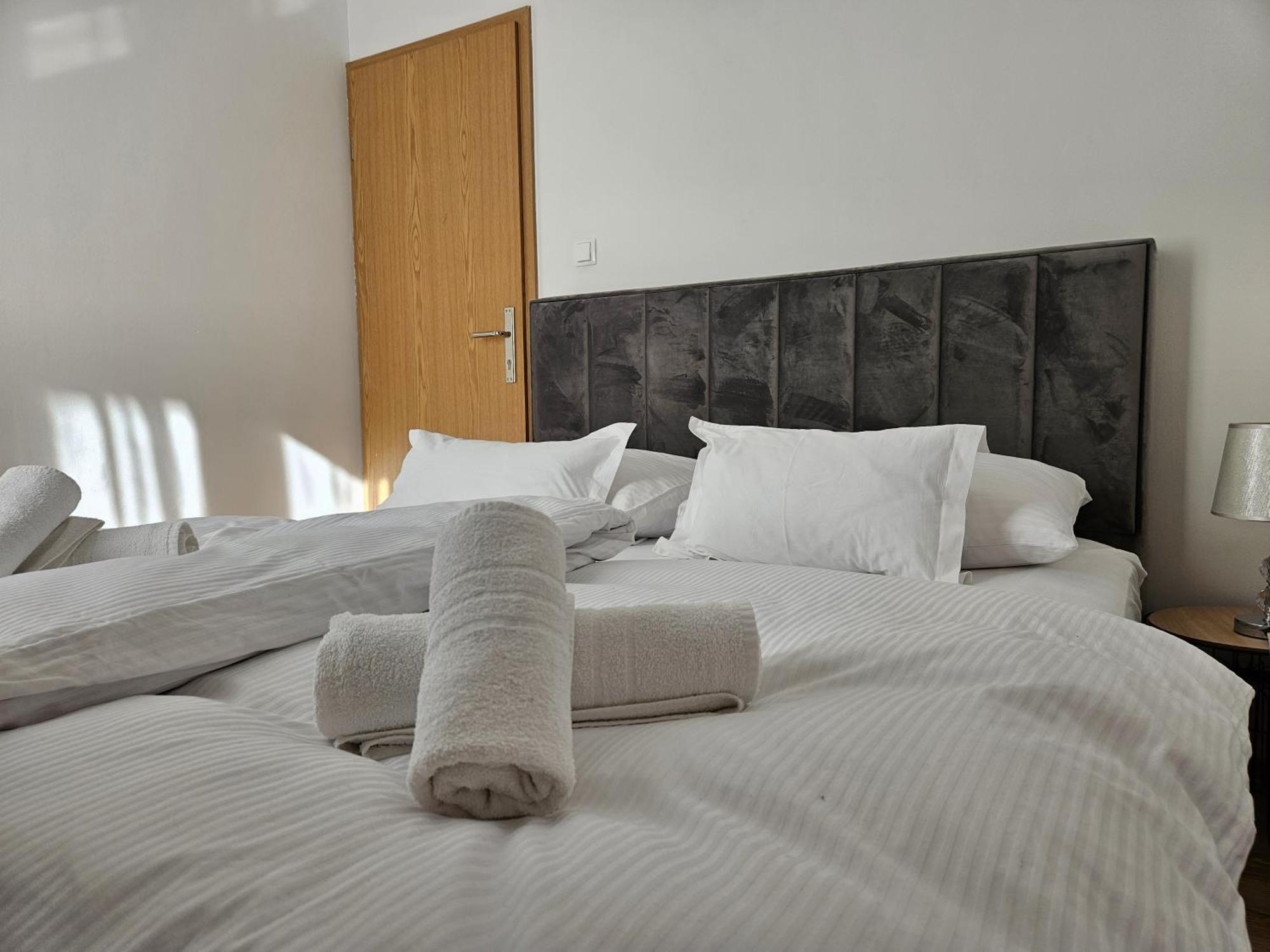 Heritage Stone Wall Split Room photo