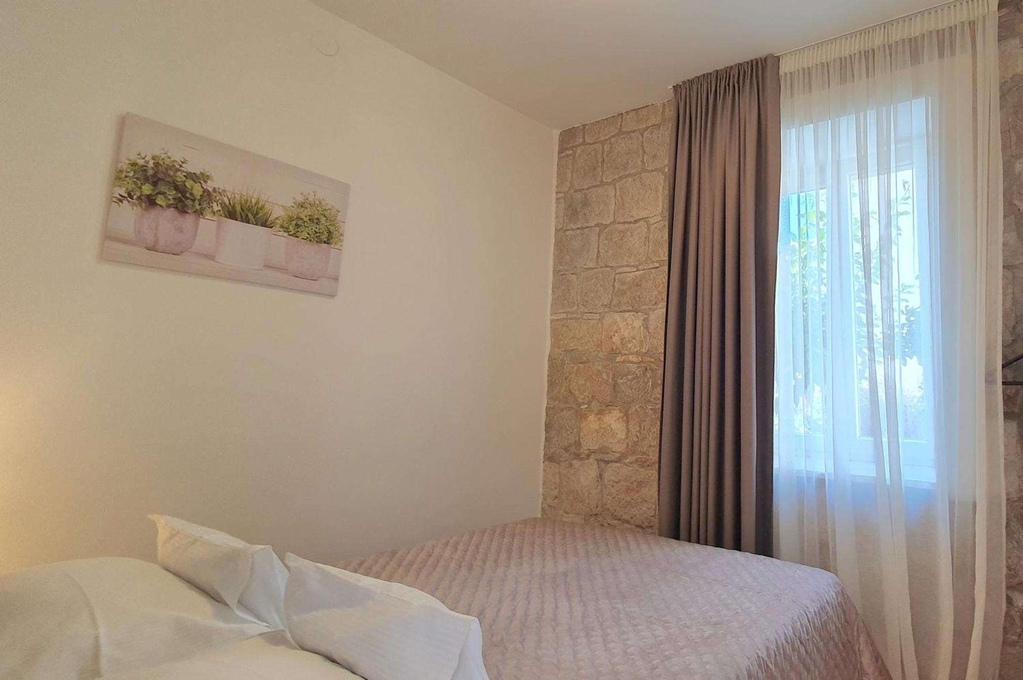 Heritage Stone Wall Split Room photo
