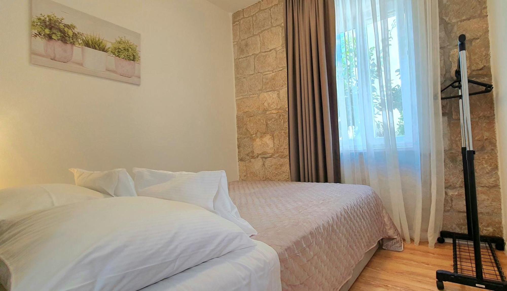Heritage Stone Wall Split Room photo