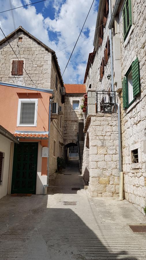 Heritage Stone Wall Split Exterior photo
